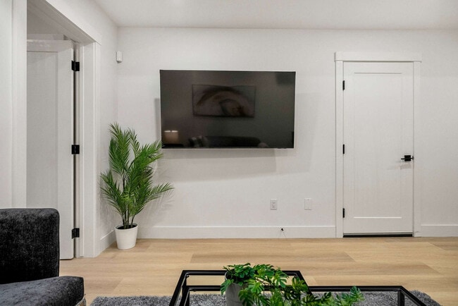 Photo - 1629 Westmount Rd NW Unit SI ID1524608P