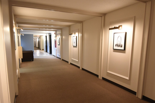 Lobbu - Knollwood Towers West  Apartments