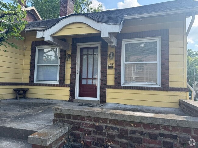 Building Photo - Wonderful 2 bed 2 bath in the heart of the... Rental
