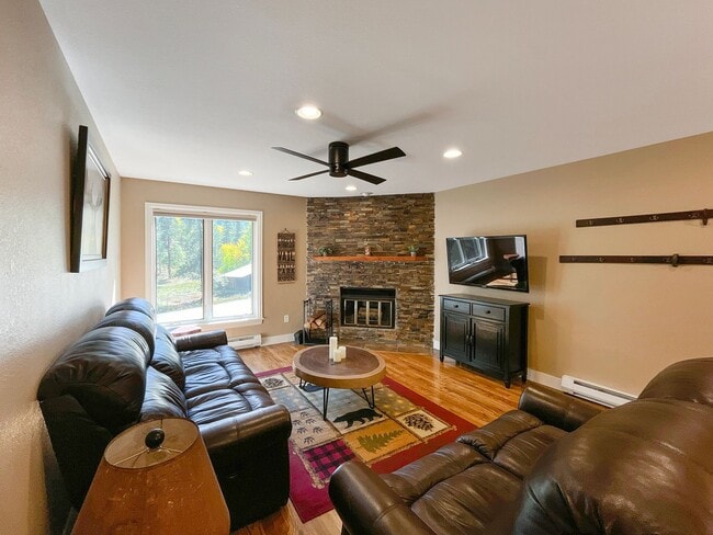 Building Photo - Walk to main st! 5-6 month winter rental!