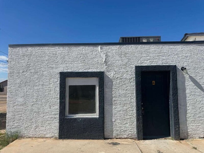 Building Photo - 523 W 12th St Unit #4