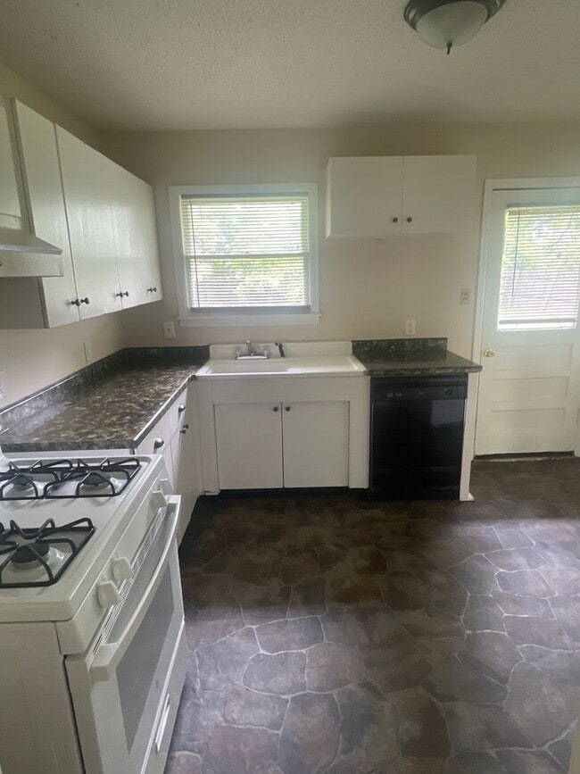 Photo - 3 BEDROOM, EASY COMMUTE