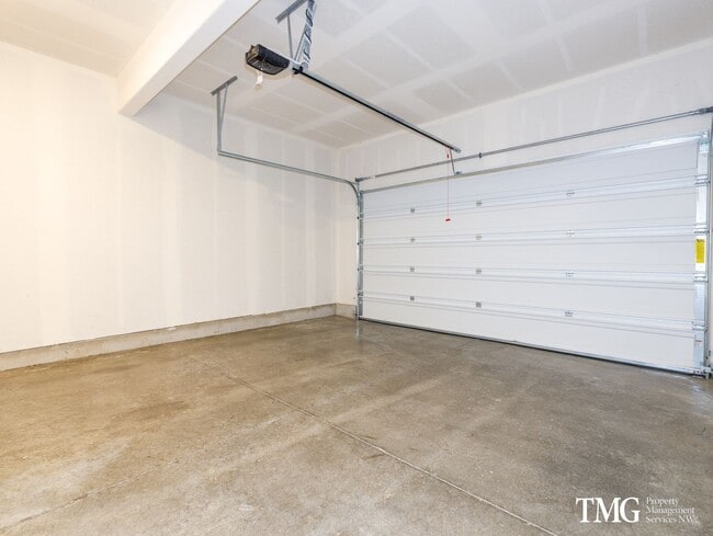 Photo - Newer 3BD/2.5BA Townhome Near Walking Trai...