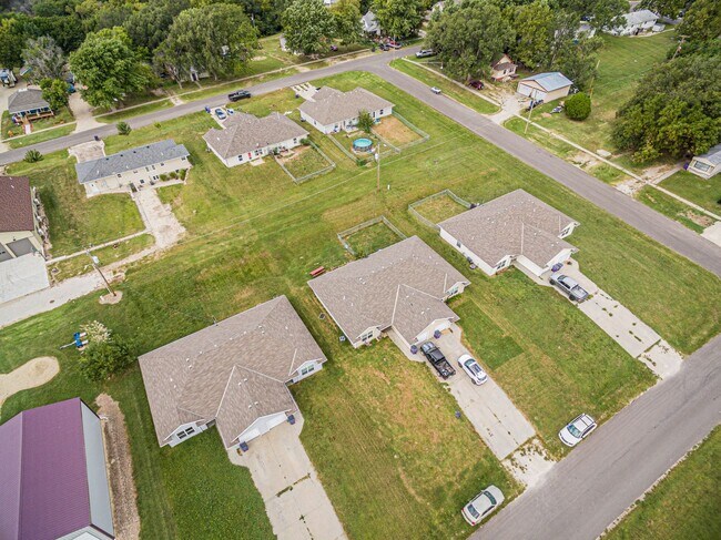 Walking distance to Milford Lake! - Walking distance to Milford Lake! House