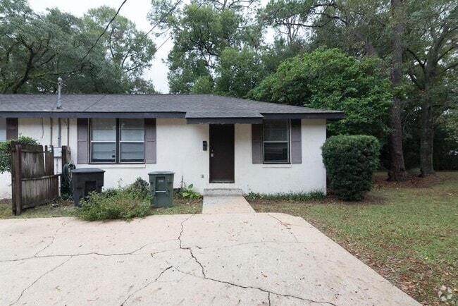 Building Photo - 2020 Hollywood Dr Rental