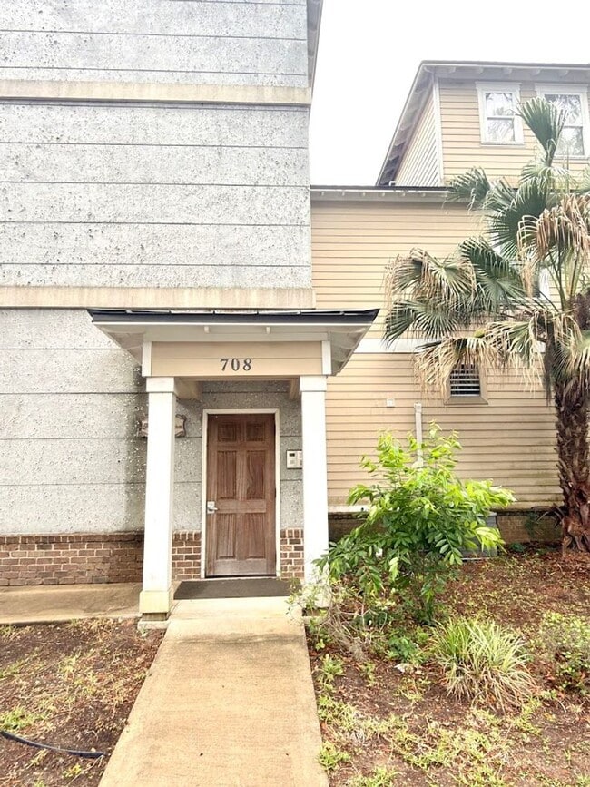 Building Photo - 708 Osborne St Unit 206