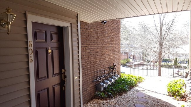 Building Photo - 606 Barrington Hills Dr Rental