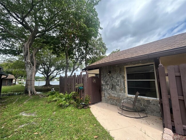 Photo - 322 Briarwood Cir