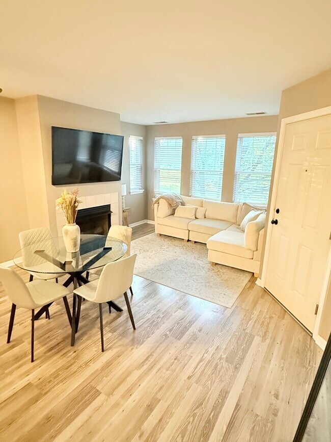 Photo - 649 W Division St