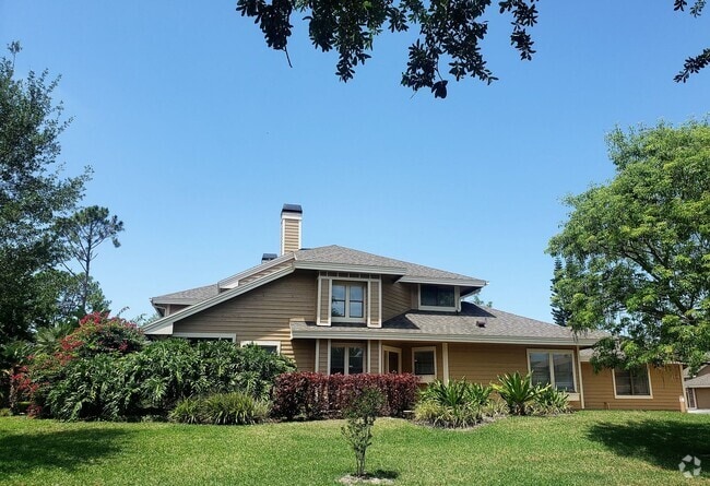 Building Photo - Spacious Townhome in the Heart of Dr. Phil...