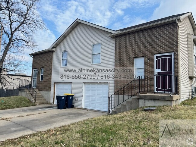 Building Photo - NE 4 Bedroom Duplex Rental