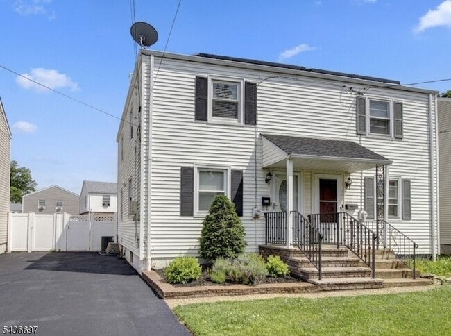 Building Photo - 605 Crescent Dr