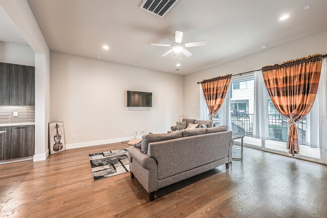 Photo - 2136 Dennis St