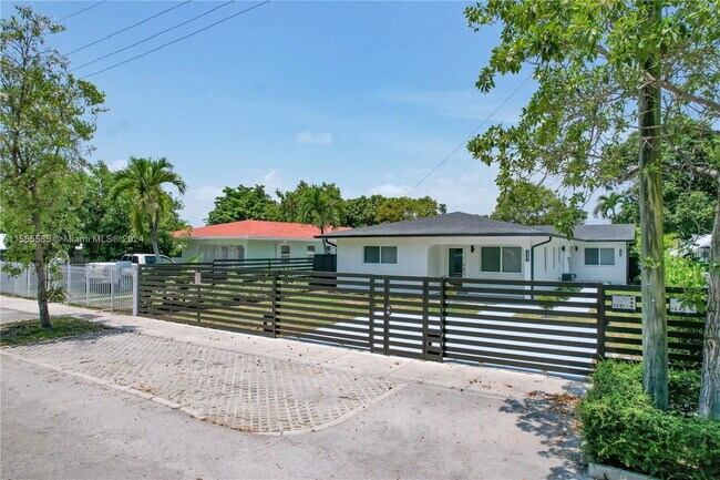 Building Photo - 1241 NW 25th St Rental