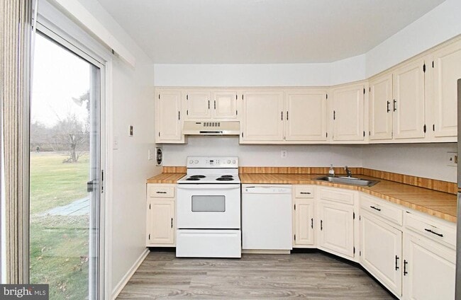 Photo - 592 Wrensong Rd