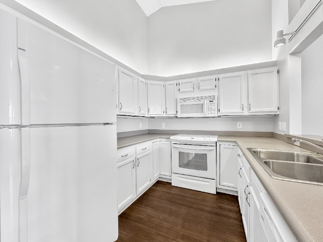 Photo - Beautiful 2 Beds 2 Baths Villa w/ Sunroom ...
