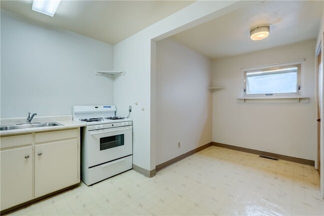 Photo - 2233 Clifford Ave