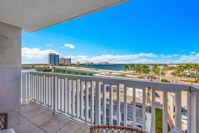 Building Photo - 2016 Bay Dr Unit 604