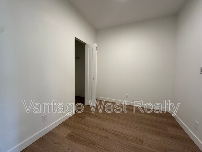 Photo - 305-1380 Pridham Ave
