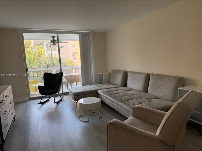 Photo - 901 NE 14th Ave Unidad 305