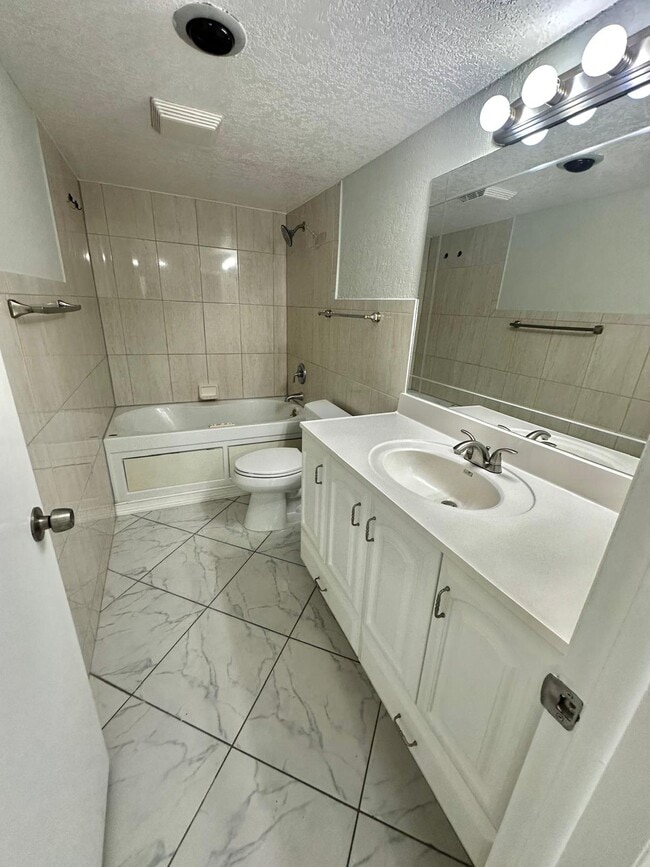 Photo - 4158 Inverrary Dr Unidad 202