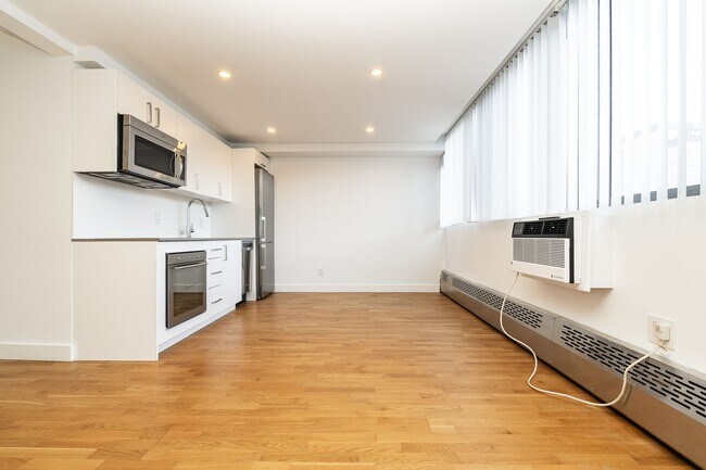 Building Photo - 800 Richmond St W Unit 110