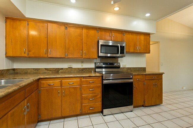 Building Photo - AVAILABLE NOW...Single Family Home in Kailua 4 bedroom 3 bath