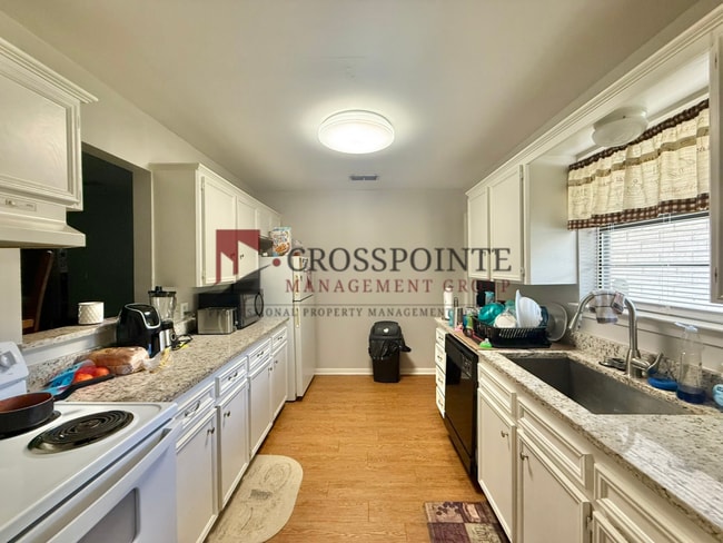 Photo - 2531-2533 Westminster Dr