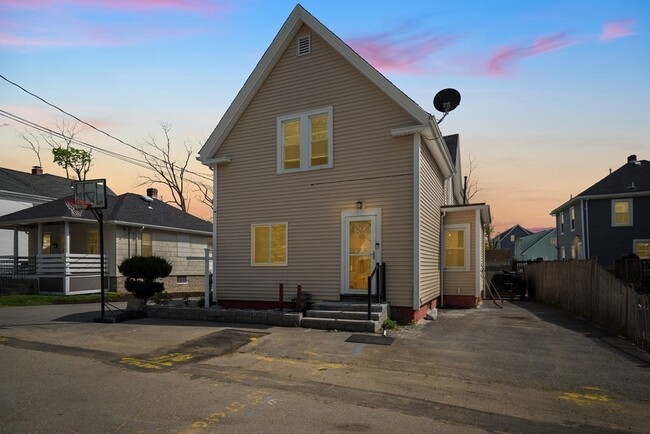 Building Photo - 44 Glen Ave Unit 2