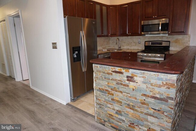Photo - 80 Versailles Ct