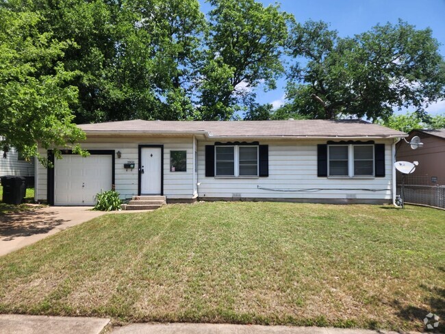 Building Photo - 2 WEEKS FREE RENT!!! 3 BEDROOMS, GARAGE WI... Rental