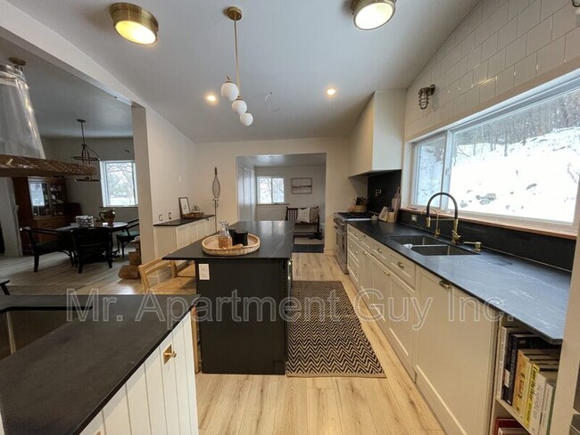 Photo - 91 Main St W