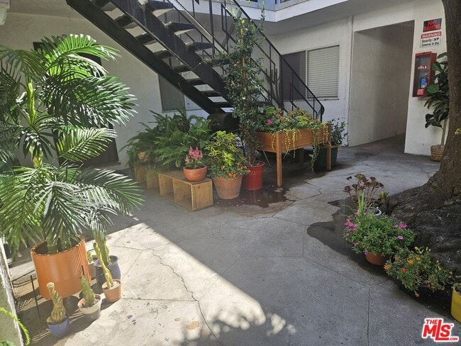 Photo - 5641 Halbrent Ave Unidad 10