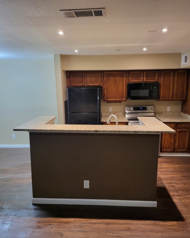 Building Photo - 2304 Balsam Dr