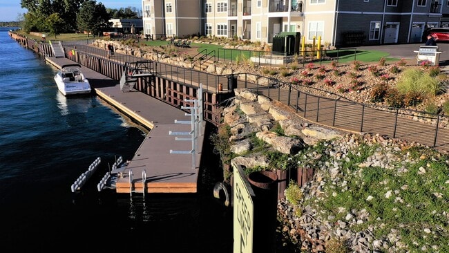 Salida de kayak y muelle para botes - 600 River Road Apartments