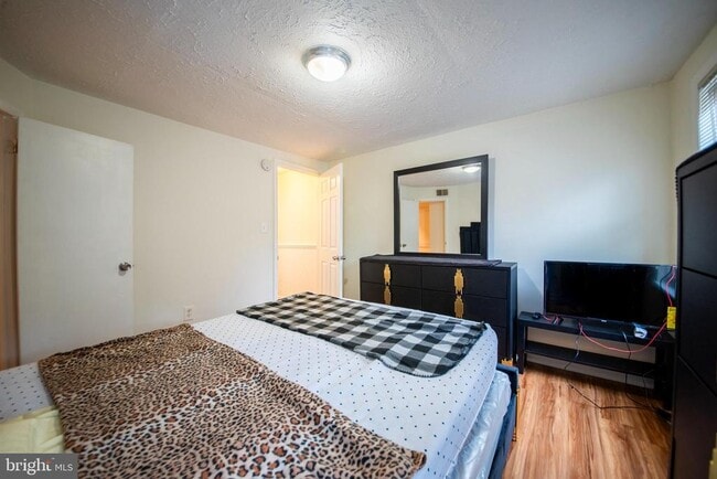 Photo - 913 W Lombard St