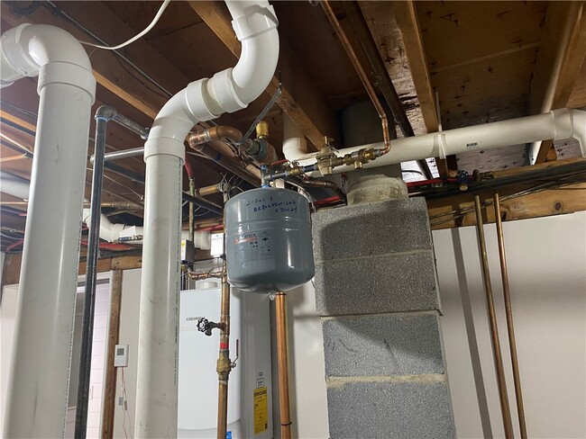 Building Photo - 33 Suburban Dr