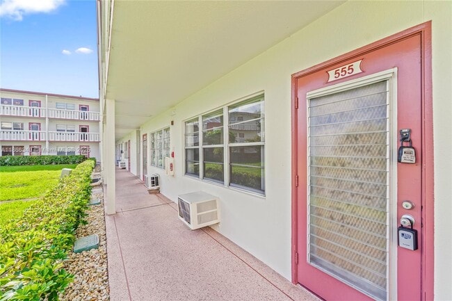 Photo - 555 Fanshaw N Unit 555
