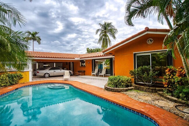 Building Photo - 1016 NE 26th Ave