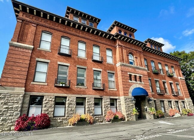 Building Photo - 77 Van Dam St Unit 406 Rental