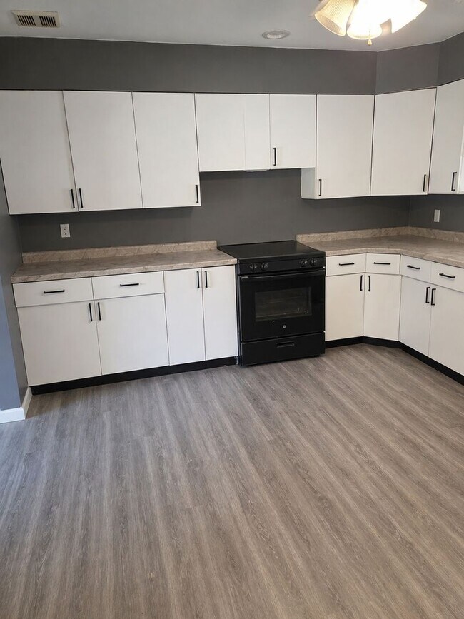 Photo - Cozy 2-Bedroom Home with Car Garage in Dixon!