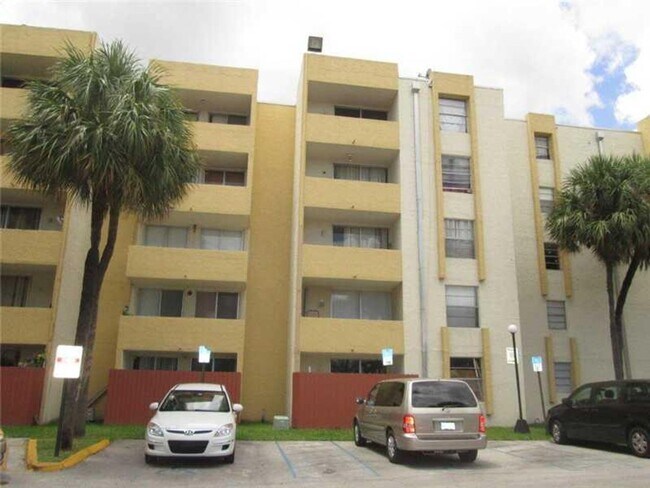 Building Photo - Spacious 2 Bedroom, 2 Bath Condo in Gated Community