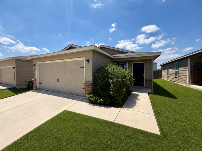 Building Photo - Beautiful 3 bedroom, 2.5 bathroom with an office in a prime New Braunfels location!