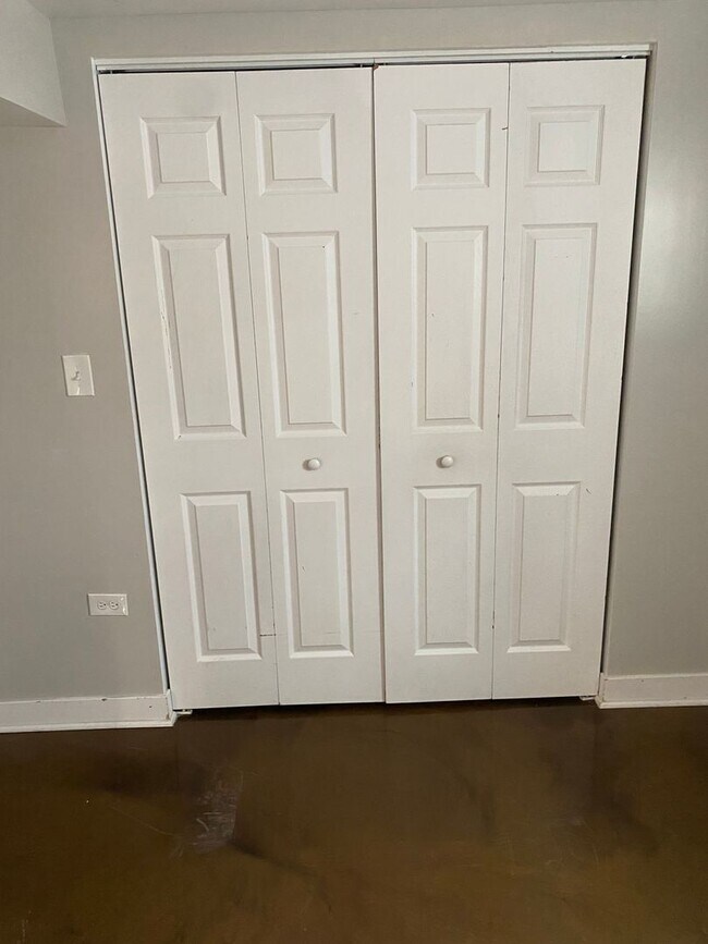 Photo - Spacious south side 3-bedroom beauty Unit 6402 S eberhart - 2S