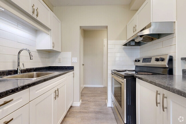 1BR, 1BA - 563SF - Kitchen