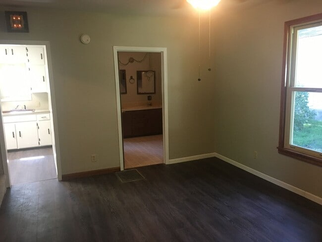 Photo - $1100 - 3 bed 1 bath - Single Family Home