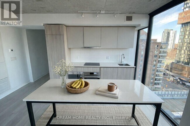 Photo - 47 Mutual St Unit 807