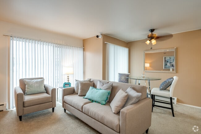 2 BR, 1 BA - 724SF