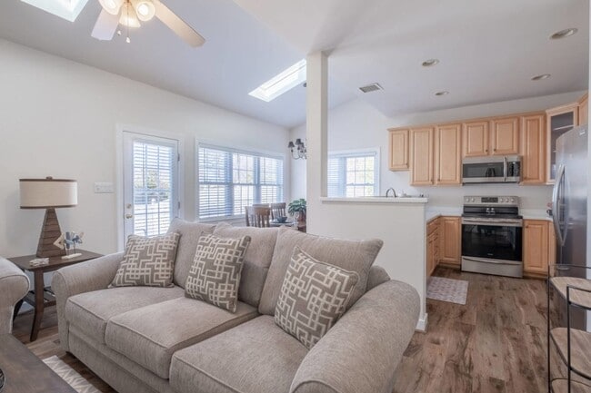 Building Photo - Three Bedroom Townhouse with First Floor P...