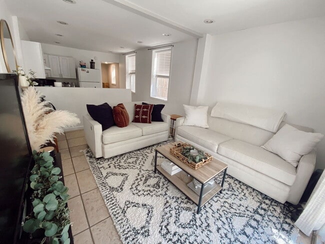 Photo - 1528 Bainbridge St